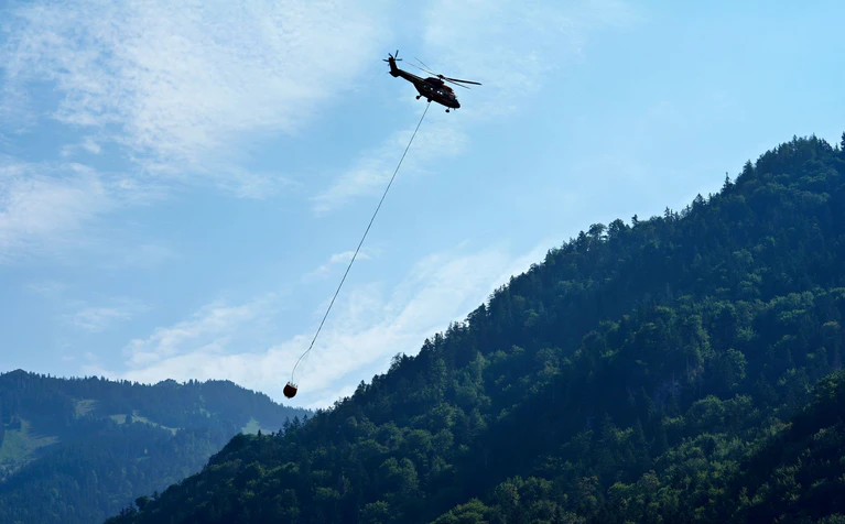 Auch am Freitag waren wieder mehrere Löschhubschrauber im Einsatz. — © Uwe Lein/dpa