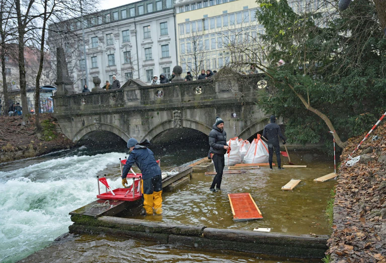 Strömungsexperten von der Hochschule München wollen die Eisbachwelle wiederherstellen.  — © Malin Wunderlich/dpa