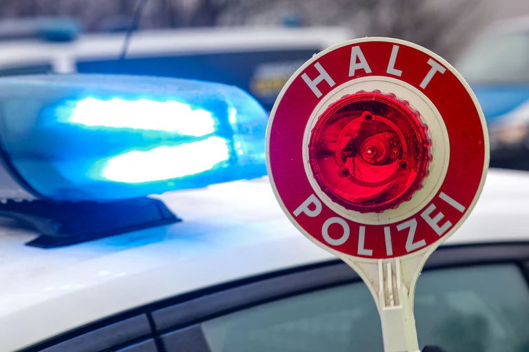 Die Polizeikontrolle eskalierte und der Mann griff die Beamten an. (Symbolbild) — © Jan Woitas/dpa