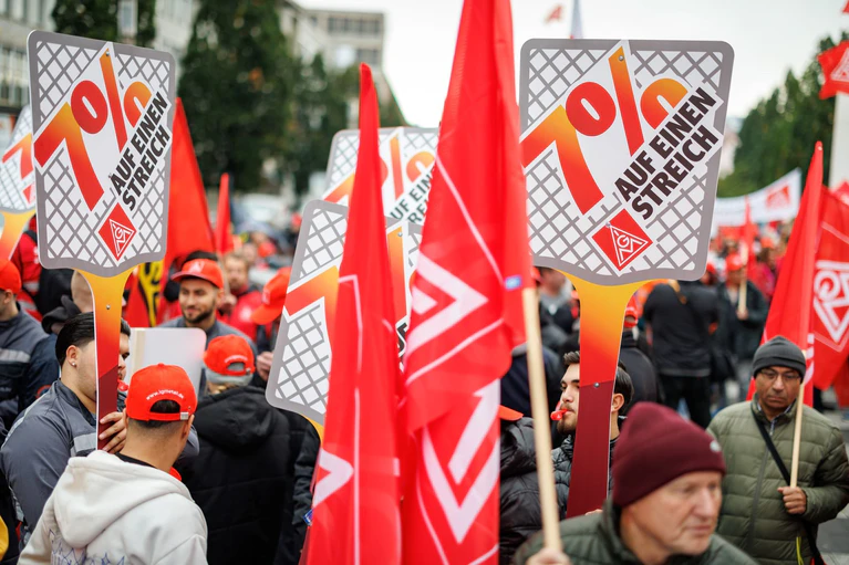 Die Gewerkschaft IG Metall setzt ihre Warnstreiks zu Beginn der neuen Woche in Bayern fort. (Archivbild) — © Daniel Karmann/dpa