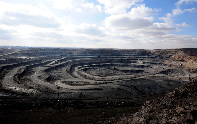 Wichtige Metalle, die etwa hier in der Bayan-Obo-Mine für seltene Erden in der Inneren Mongolei abgebaut werden, braucht auch die deutsche Industrie - etwa für Sensoren oder Elektromotoren. (Archivbild) — © Ren Junchuan/Xinhua via ZUMA Wire/dpa