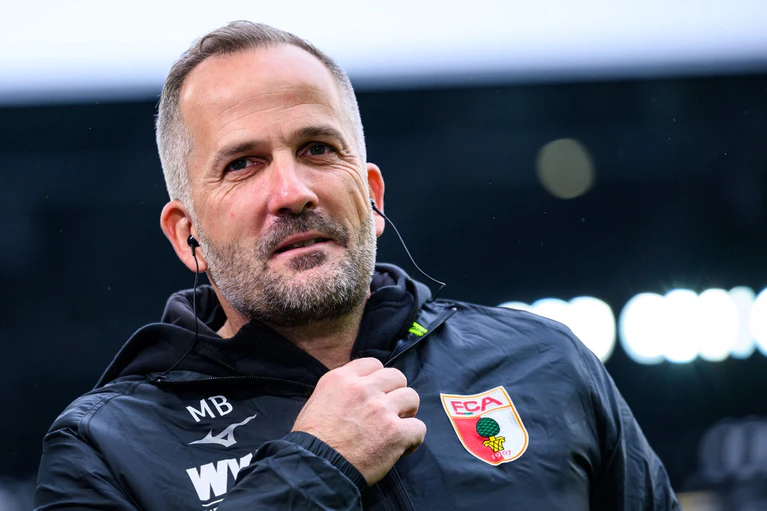 Augsburg-Trainer Baum warnt vor einem physisch starken Gegner. (Archivbild) — © Tom Weller/dpa