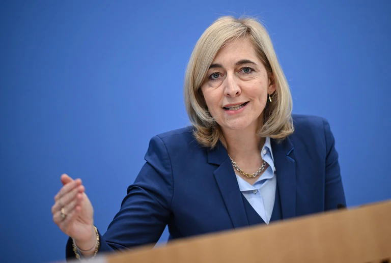 Bundesgesundheitsministerin Warken hat eine denkbar undankbare Aufgabe - sie muss ein Pflegesystem reformieren, das an vielen Stellen krankt. (Archivbild) — © Britta Pedersen/dpa