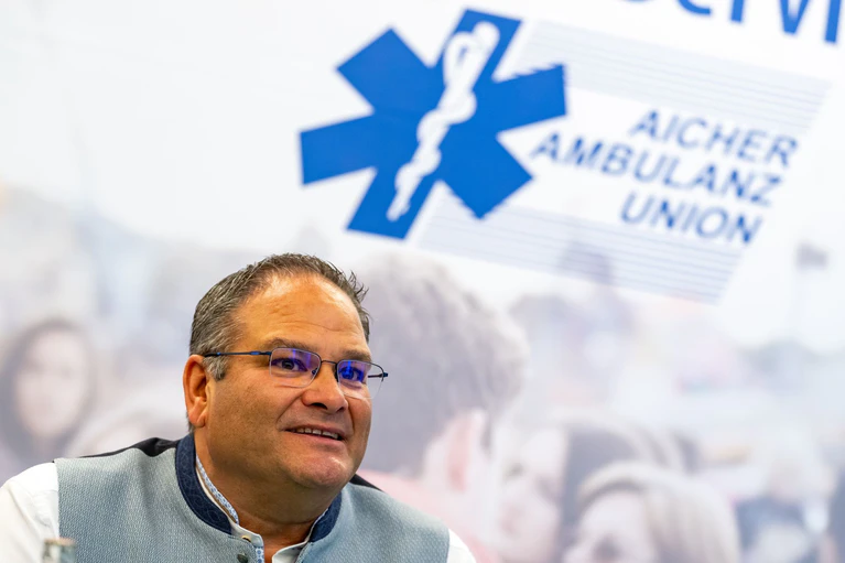 Michel Belcijan, Geschäftsführer der Aicher Ambulanz Union, sieht die Sanitätsstation für den Wiesnstart gut gerüstet.  — © Lennart Preiss/dpa