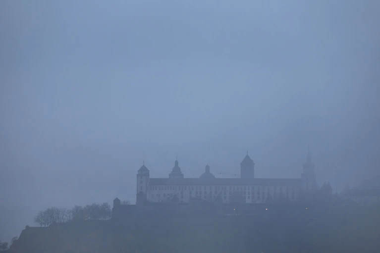 Der Nebel kann sich teils nur zögerlich auflösen, örtlich liegen die Sichtweiten unter 150 Metern. (Symbolbild) — © Karl-Josef Hildenbrand/dpa