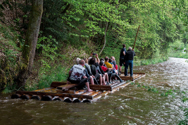Die Floße fahren auf der Wilden Rodach im Frankenwald. (Archivbild) — © Daniel Vogl/dpa