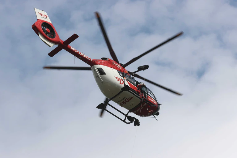 Nach einem schweren Unfall auf der Zufahrt zur Autobahn 81 war auch ein Rettungshubschrauber im Einsatz. (Symbolbild) — © Bodo Schackow/dpa