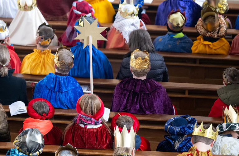 In Bayern sind zahlreiche Mädchen und Buben als Sternsinger unterwegs. (Archivbild) — © Sven Hoppe/dpa