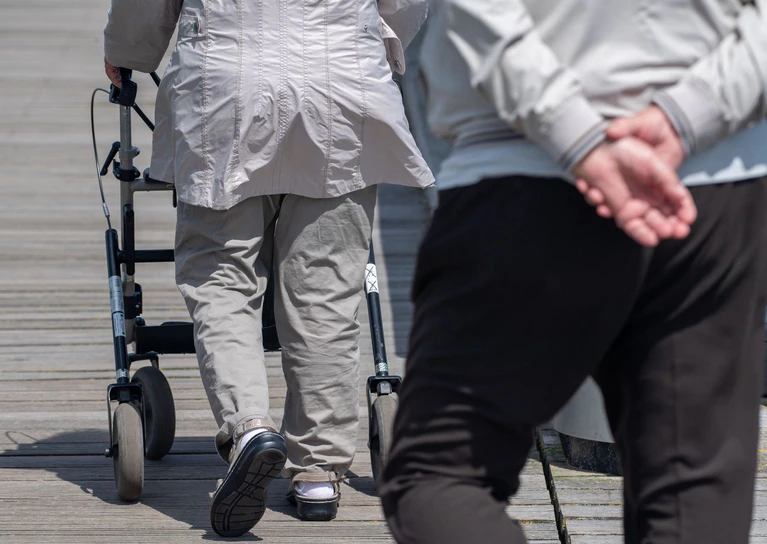 Menschen mit gesundheitlichen Problemen wollen besonders oft vorzeitig in den Ruhestand gehen. (Symbolbild) — © Stefan Sauer/dpa