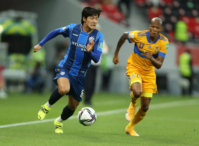 Young-Woo Seol (l) kommt zum FCA. (Archivbild) — © Hussein Sayed/AP/dpa