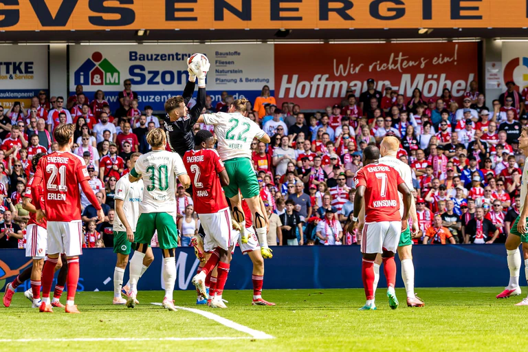 Energie Cottbus beherrschte Fürth nur in der ersten halben Stunde. — © Frank Hammerschmidt/dpa