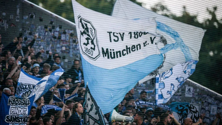 Die Fans von 1860 München sind geschockt. (Archivbild) — © Christoph Reichwein/dpa