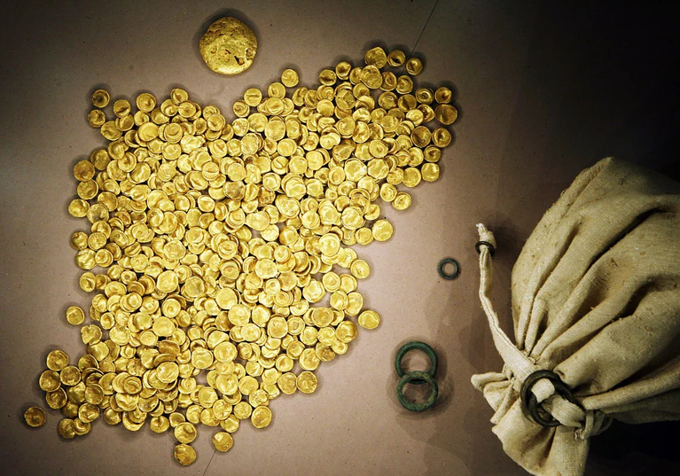 Der 3,7 Kilogramm schwere Kelten-Goldschatz wurde einst in einer Bodenvitrine im Museum in Manching ausgestellt. Im Jahr 2022 wurden die rund 2.100 Jahre alten Münzen gestohlen und sind seitdem zum größten Teil verschwunden. (Archivbild)  — © Frank Mächler/dpa