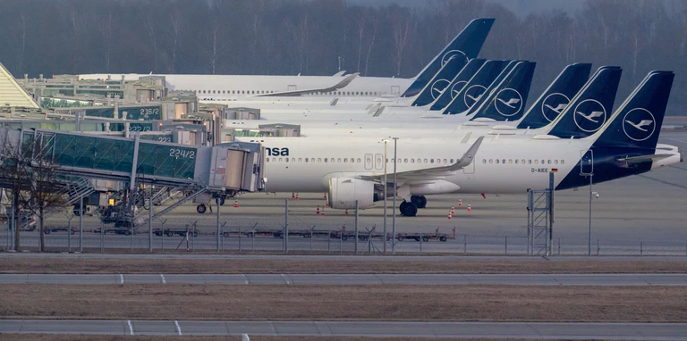 Maschinen der Lufthansa am Münchner Flughafen. Der Flugverkehr wächst trotz weltweit eher schwacher Konjunktur, Krisen und Konflikten (Archiv) — © Peter Kneffel/dpa