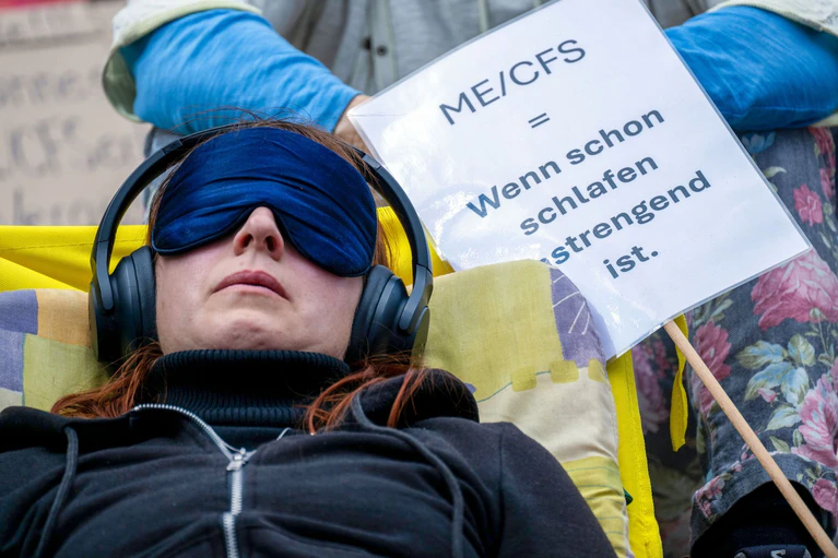 Gefordert werden eine bessere Medizinerausbildung, mehr Forschung und spezialisierte Kompetenzzentren. — © Pia Bayer/dpa