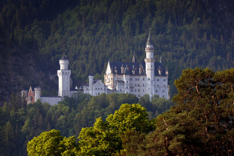 Das Schloss Neuschwanstein lockt jährlich 1,4 Millionen Besucher aus aller Welt an. (Archivbild)  — © Karl-Josef Hildenbrand/dpa