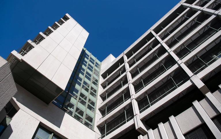 Ein katholischer Pfarrer soll sich vor mehreren Jahren an einer 18-Jährigen vergangen haben. Dafür muss er sich vor dem Münchner Amtsgericht verantworten. — © Sven Hoppe/dpa