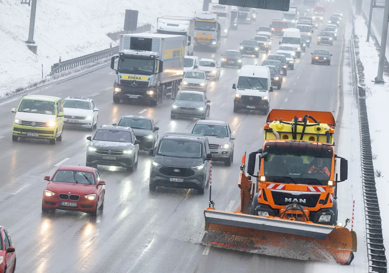 Auf den Autobahnen sind nach der Kälte der vergangenen Tage Schäden entstanden. (Symbolbild) — © Peter Kneffel/dpa