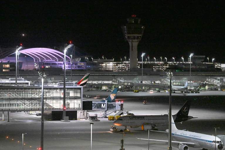 Am Flughafen München werden in den Sommerferien über sechs Millionen Reisende erwartet. (Archivbild) — © Felix Hörhager/dpa