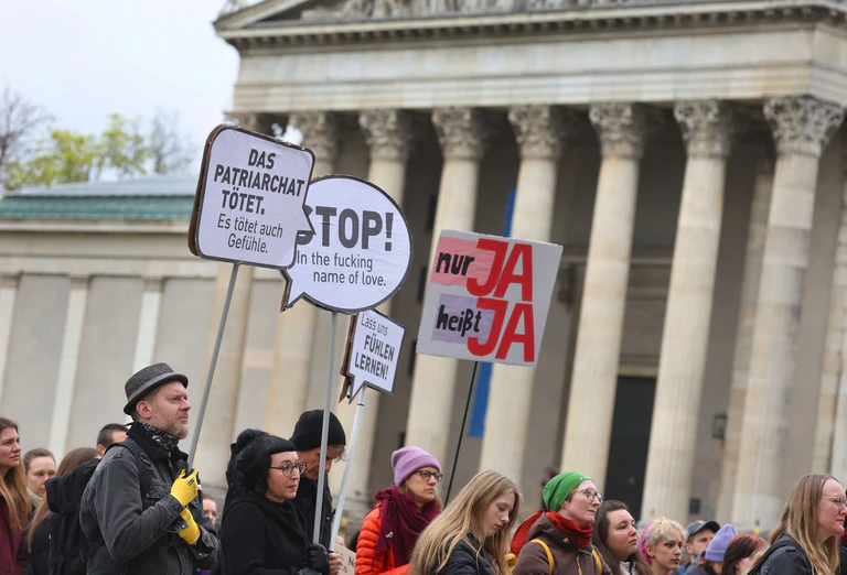 Demonstranten protestieren gegen sexualisierte Gewalt.  — © Karl-Josef Hildenbrand/dpa