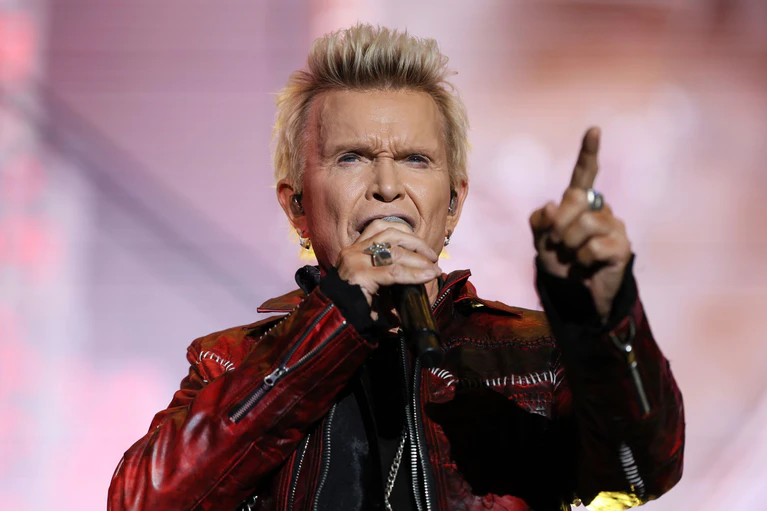 Tritt im Juni auf dem Königsplatz auf: Billy Idol. (Archivbild) — © Ginnette Riquelme/AP/dpa