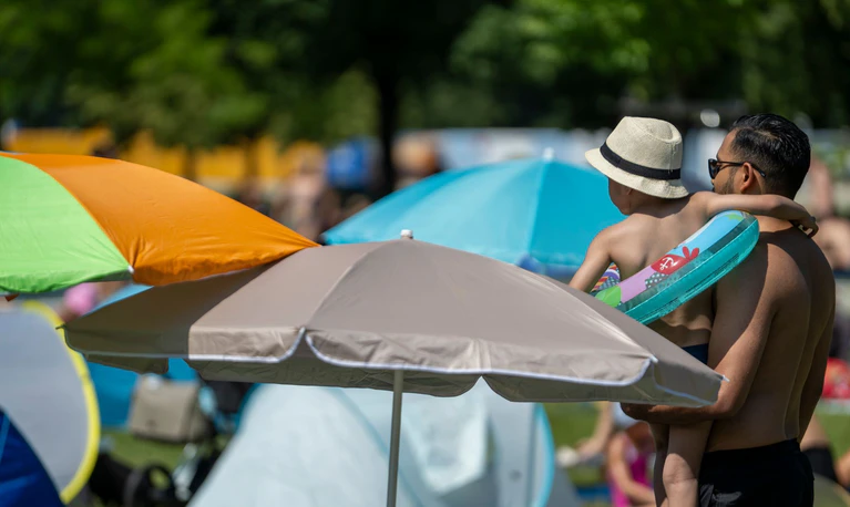 Für den Tagesverlauf prognostiziert der Deutsche Wetterdienst (DWD) Höchsttemperaturen von 36 Grad.  — © Stefan Puchner/dpa