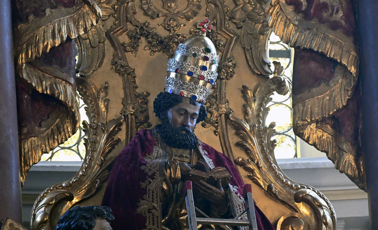Der Petrusfigur in der Münchner Stadtpfarrkirche wurde die Papstkrone wieder aufgesetzt, nachdem die Kardinäle im Vatikan einen neuen Papst gewählt haben. — © Felix Hörhager/dpa