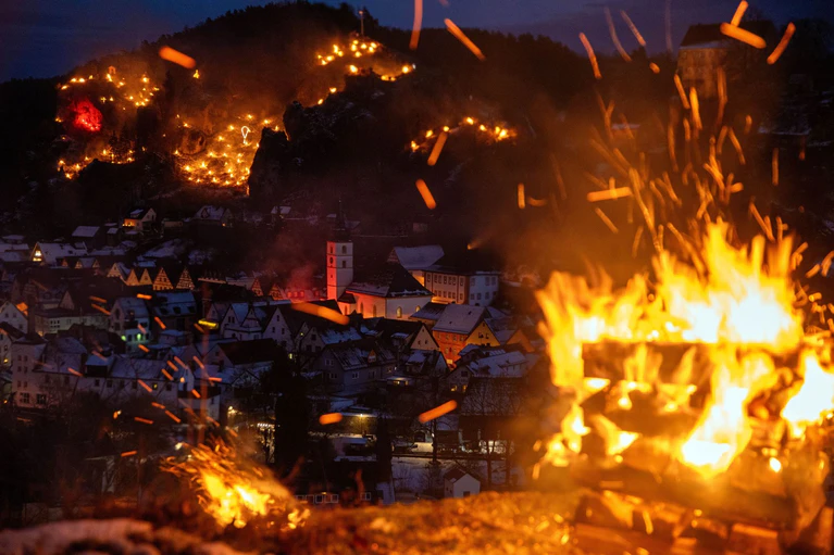 Die Bergfeuer in Pottenstein werden jedes Jahr am 6. Januar entzündet. (Archivbild) — © Pia Bayer/dpa