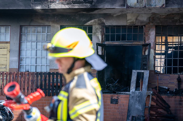 Wenn das Feuer gelöscht ist, wird die Kripo zur Ursache ermitteln. — © Pia Bayer/dpa