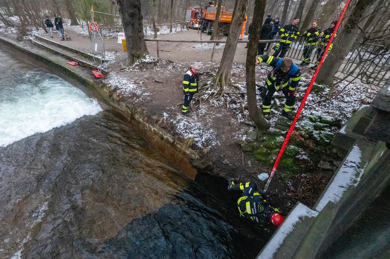 Feuerwehreinsatz an der berühmten Welle. — © Peter Kneffel/dpa