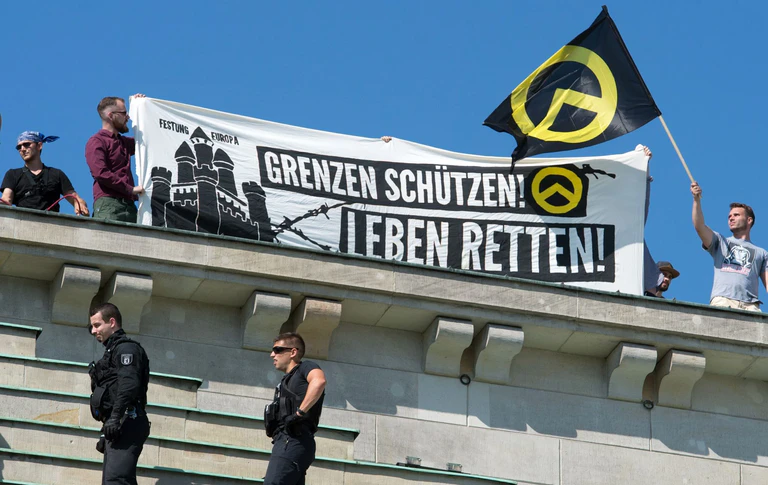 Die Identitäre Bewegung macht immer wieder mit Aktionen auf sich aufmerksam. (Archivfoto) — © picture alliance / dpa