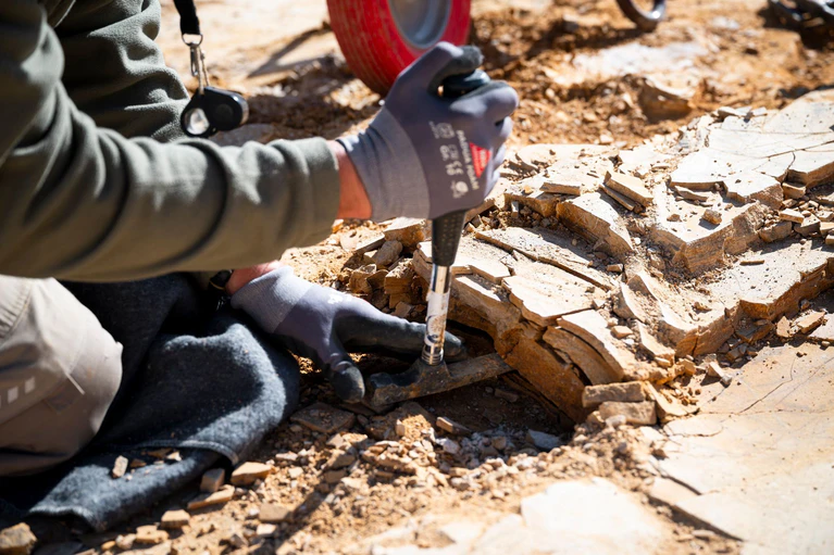 Die Experten suchen nach Fossilien im Plattenkalk. — © Daniel Vogl/dpa