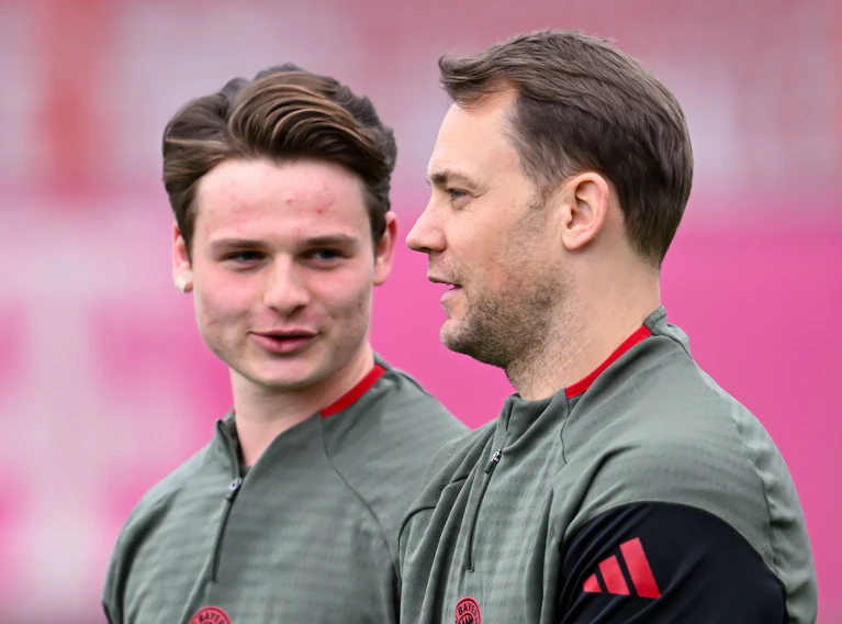 Wer steht im Bayern-Tor: Jonas Urbig (l) oder Manuel Neuer? (Archivbild) — © Sven Hoppe/dpa