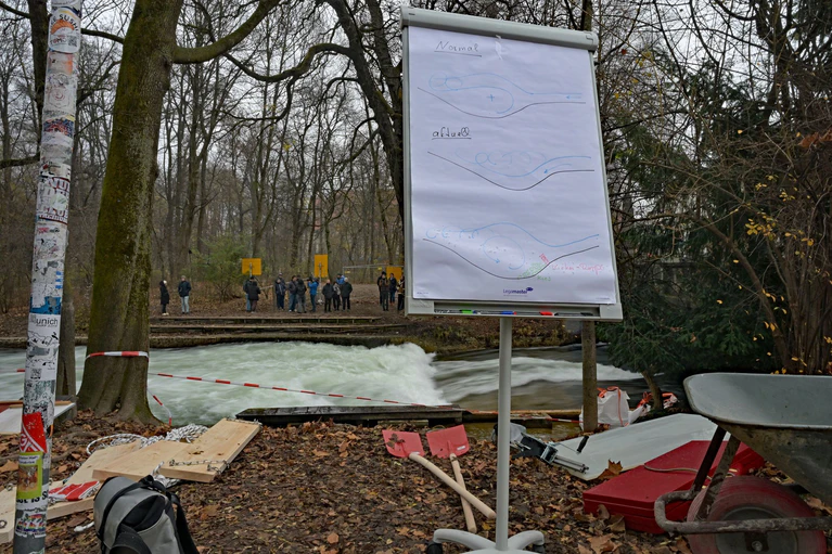 Theorie und Praxis: der Versuch der Wiederbelebung der Eisbachwelle in München. — © Malin Wunderlich/dpa