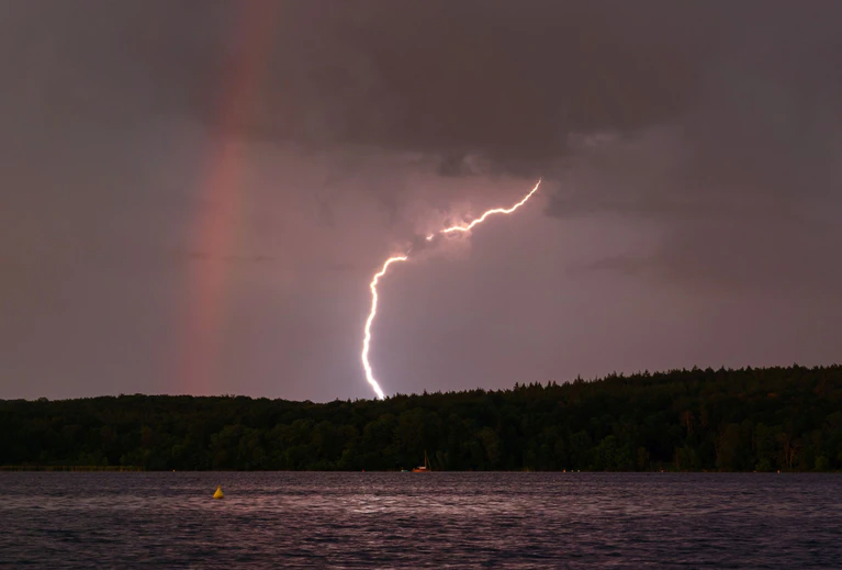 Bereits in der Nacht zum Freitag kann es schwere Gewitter geben (Symbolbild) — © Georg Moritz/dpa/dpa-tmn