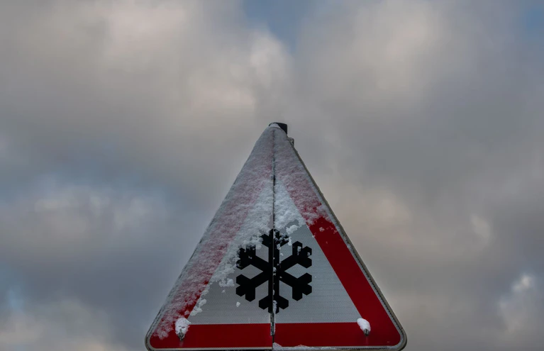 Frost, Glätte, Schnee: Der Winter meldet sich zurück. (Illustration) — © Stefan Puchner/dpa