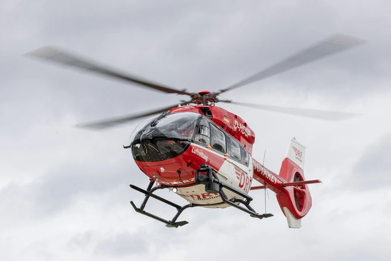 Nach einem folgenschweren Unfall mit herabstürzenden Quaderballen musste der Mann auf dem Luftweg in eine Klinik transportiert werden. (Symbolbild) — © Daniel Karmann/dpa