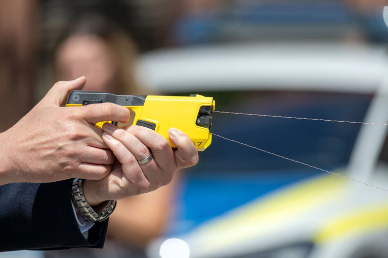 Taser statt Pistole? Die bayerische Polizei testet den Einsatz auf Streife. — © Pia Bayer/dpa