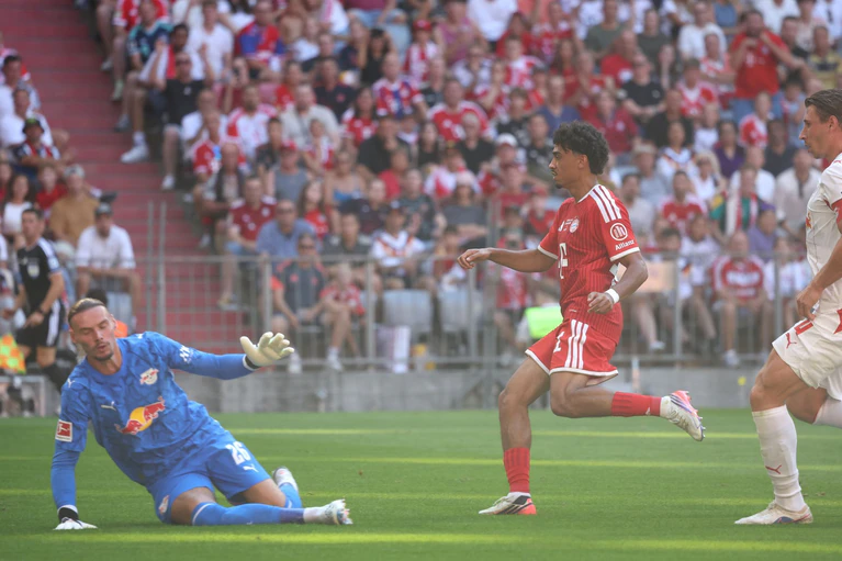 Nathaniel Brown (M) trifft erstmals für den FC Bayern. — © Karl-Josef Hildenbrand/dpa