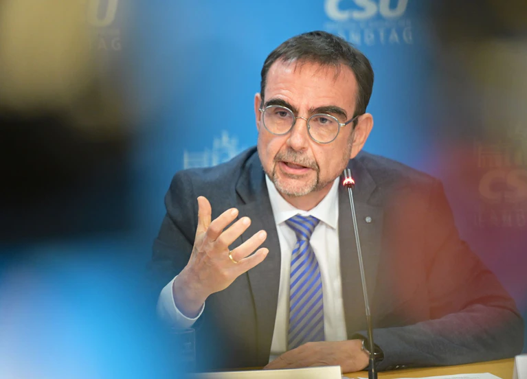 CSU-Fraktionschef Holetschek hat die Resolution mehrerer Unionsfraktionschefs auf den Weg gebracht. (Archivbild) — © Malin Wunderlich/dpa