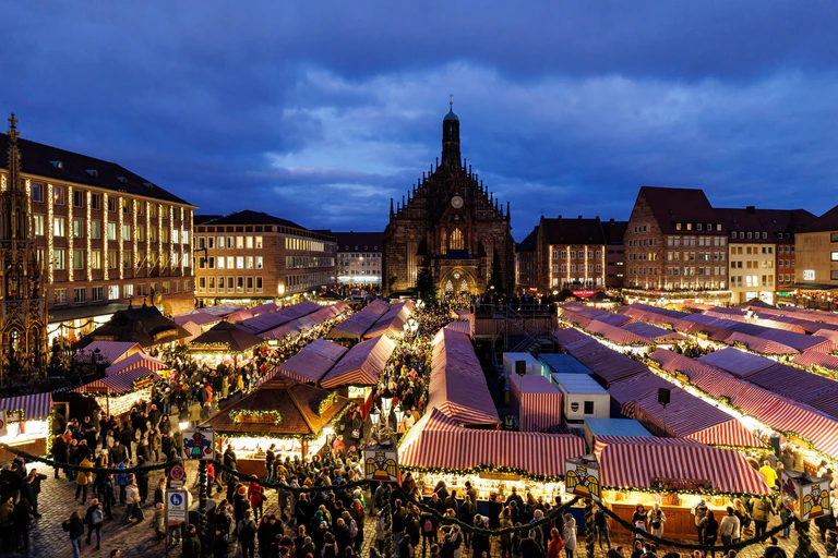 Am Freitagabend startet der diesjährige Christkindlesmarkt in Nürnberg. (Archivbild) — © Daniel Karmann/dpa