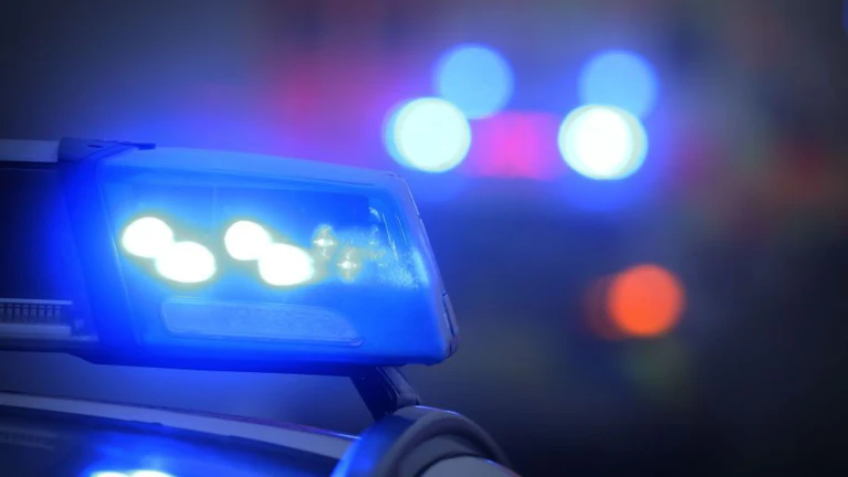 Die Straße musste laut Polizei bis in den späten Abend gesperrt werden, um den Lastwagen zu bergen. (Symbolbild) — © Karl-Josef Hildenbrand/dpa