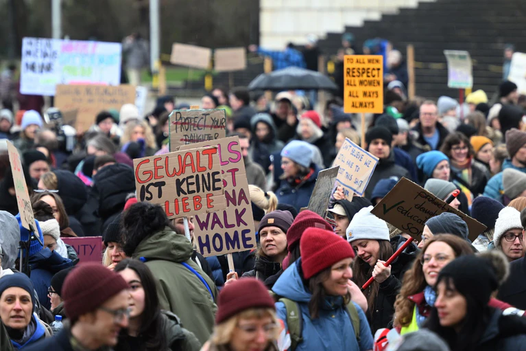 Zu der Demonstration hat unter anderem die Grüne Jugend aufgerufen. — © Felix Hörhager/dpa