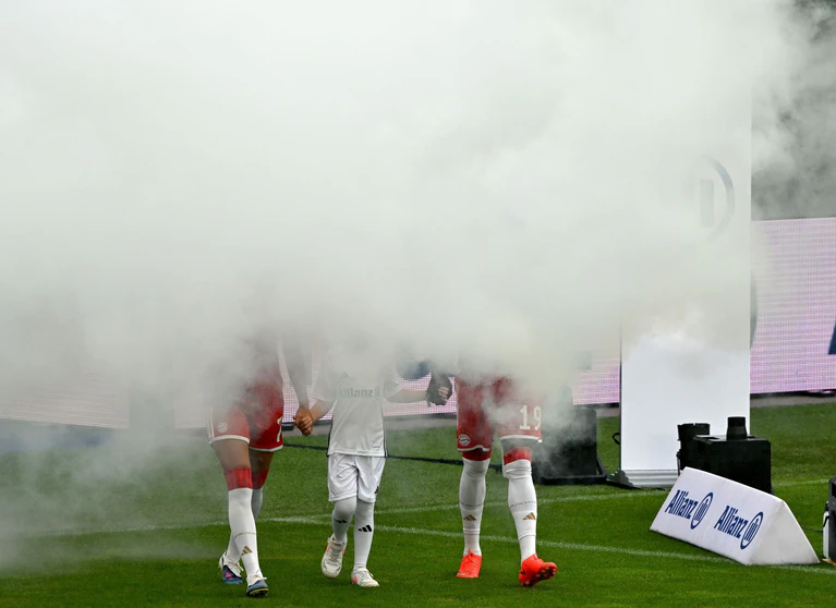 Der FC Bayern lässt sich beim Teamtag bejubeln. — © Peter Kneffel/dpa