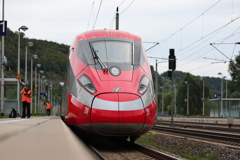 Der italienische Schnellzug Frecciarossa soll ab Sommer München direkt mit Rom verbinden. (Archivbild) — © dpa