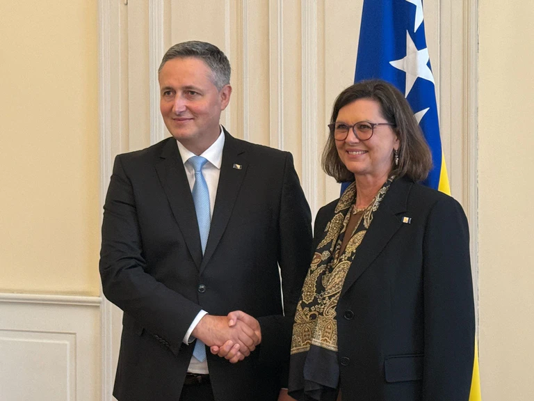 Ilse Aigner auf Auslandsreise: In Sarajevo wurde sie von Staatspräsident Denis Becirovic empfangen. — © Christoph Trost/dpa