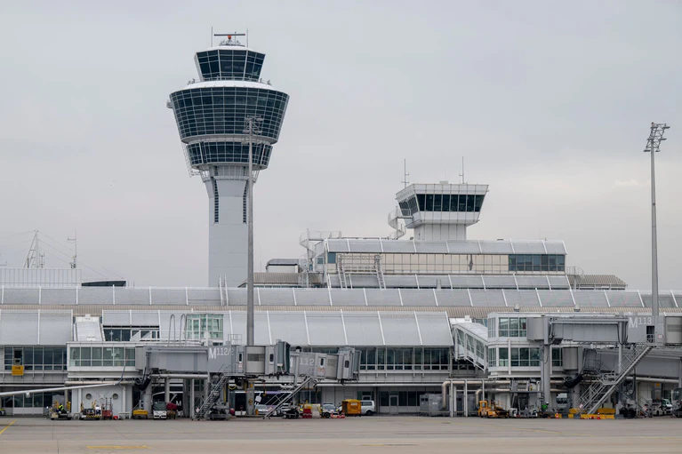 Ein Erweiterungsbau schafft am Münchner Flughafen Platz für bis zu sechs Millionen zusätzliche Passagiere. — © Peter Kneffel/dpa