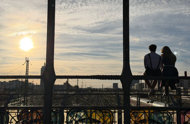 Das Wetter bleibt herbstlich, die Temperaturen aber mild. — © Julian Degler/dpa