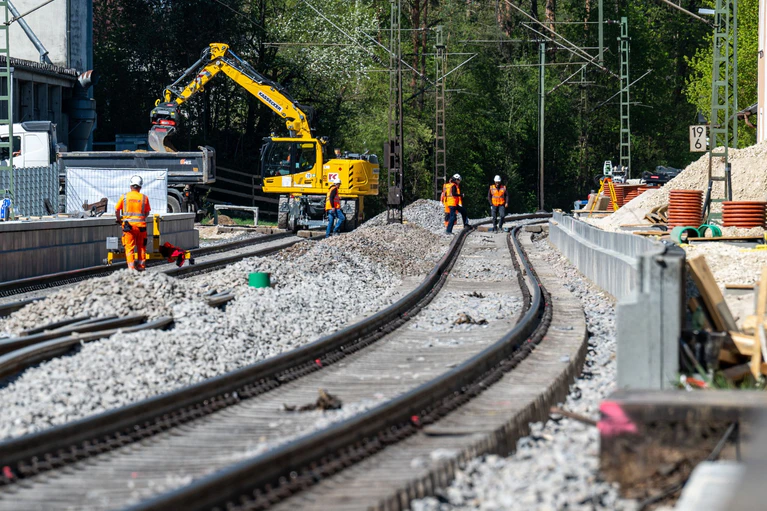 Auf der wichtigen Verkehrsachse Nürnberg-Regensburg hatte die Bahn in den vergangenen Monaten rund 80 Kilometer neue Gleise verlegt, rund 90 Kilometern Oberleitungen erneuert und 20 Bahnhöfe saniert. (Archivbild) — © Armin Weigel/dpa