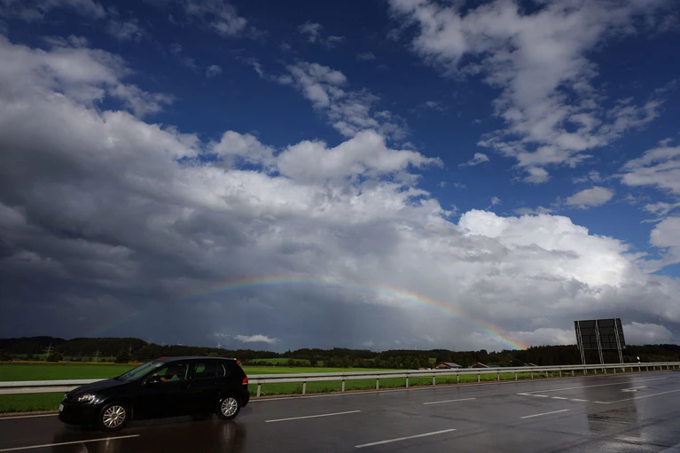 Ein Regenbogen zeigte das Ende des Unwetters an. — © Karl-Josef Hildenbrand/dpa